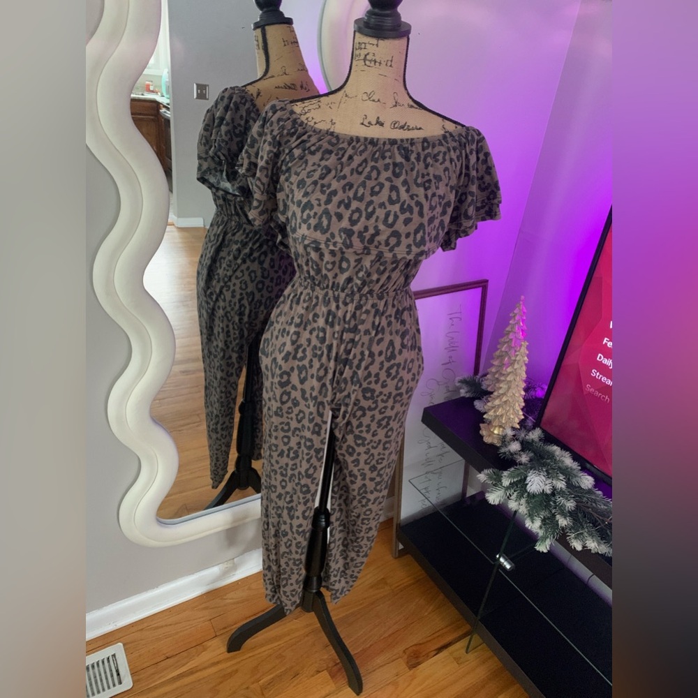 Chic Leopard Print Off-Shoulder Jumpsuit